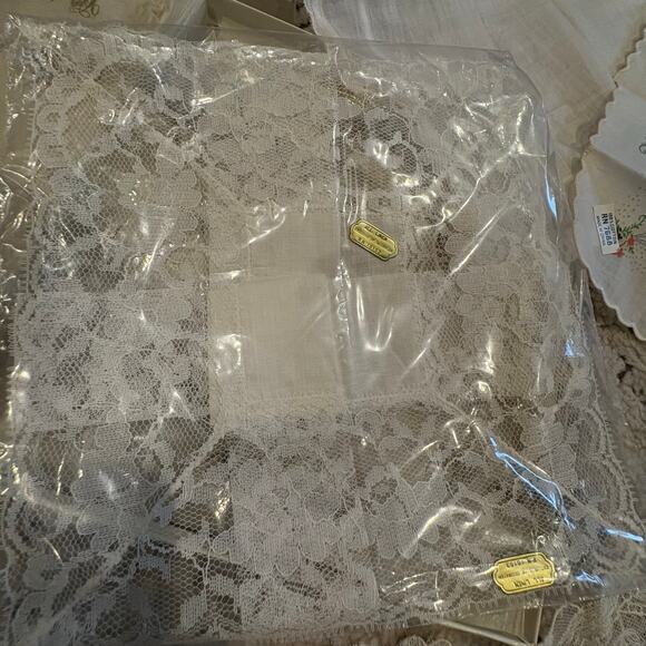 Marshall Fields Co Vintage Handkercheifs Lace Linen Embroidered Square Box of 4 - Picture 8 of 9